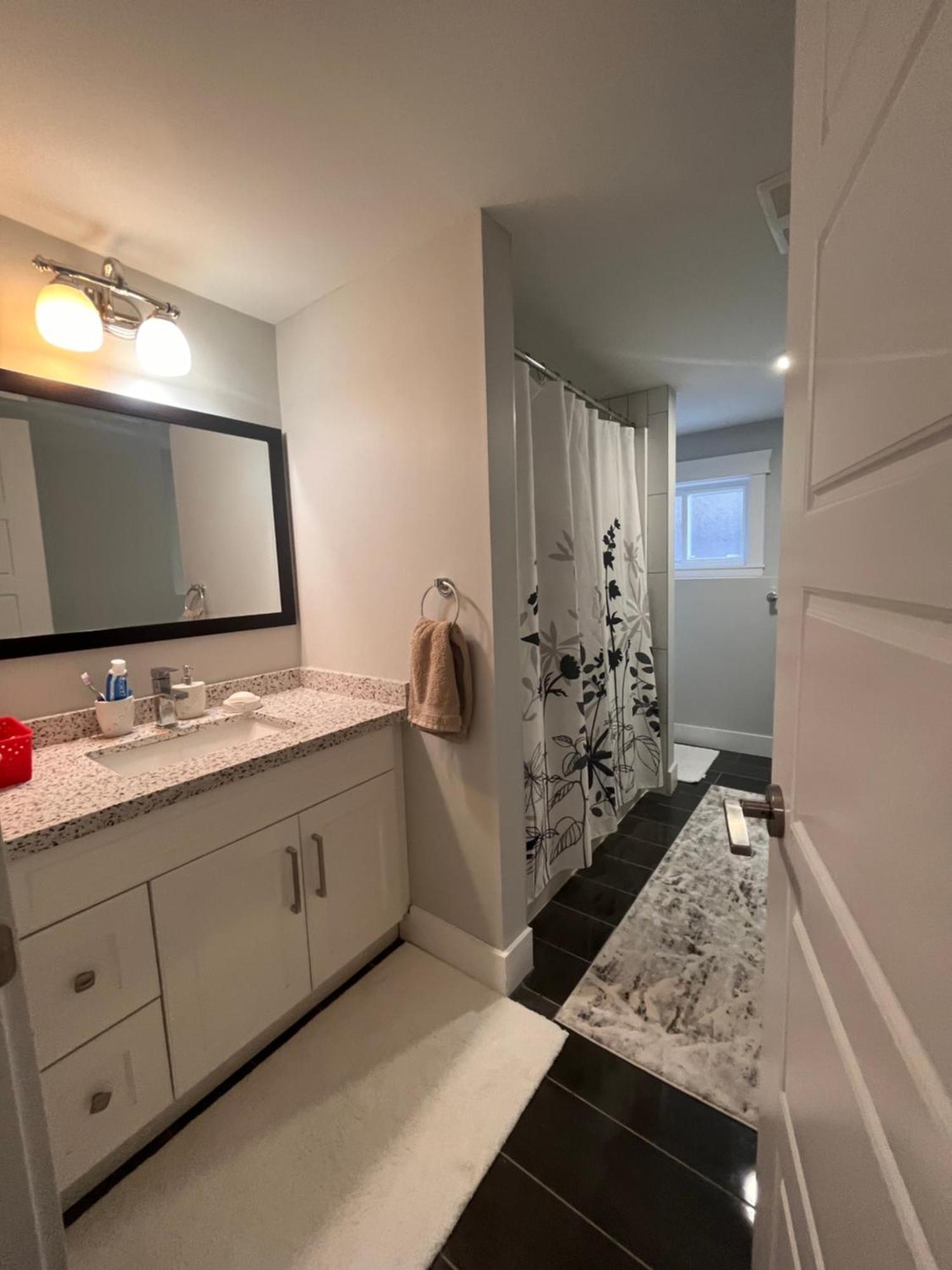2 Bedroom Suite With Full Kitchen 레벨스톡 외부 사진