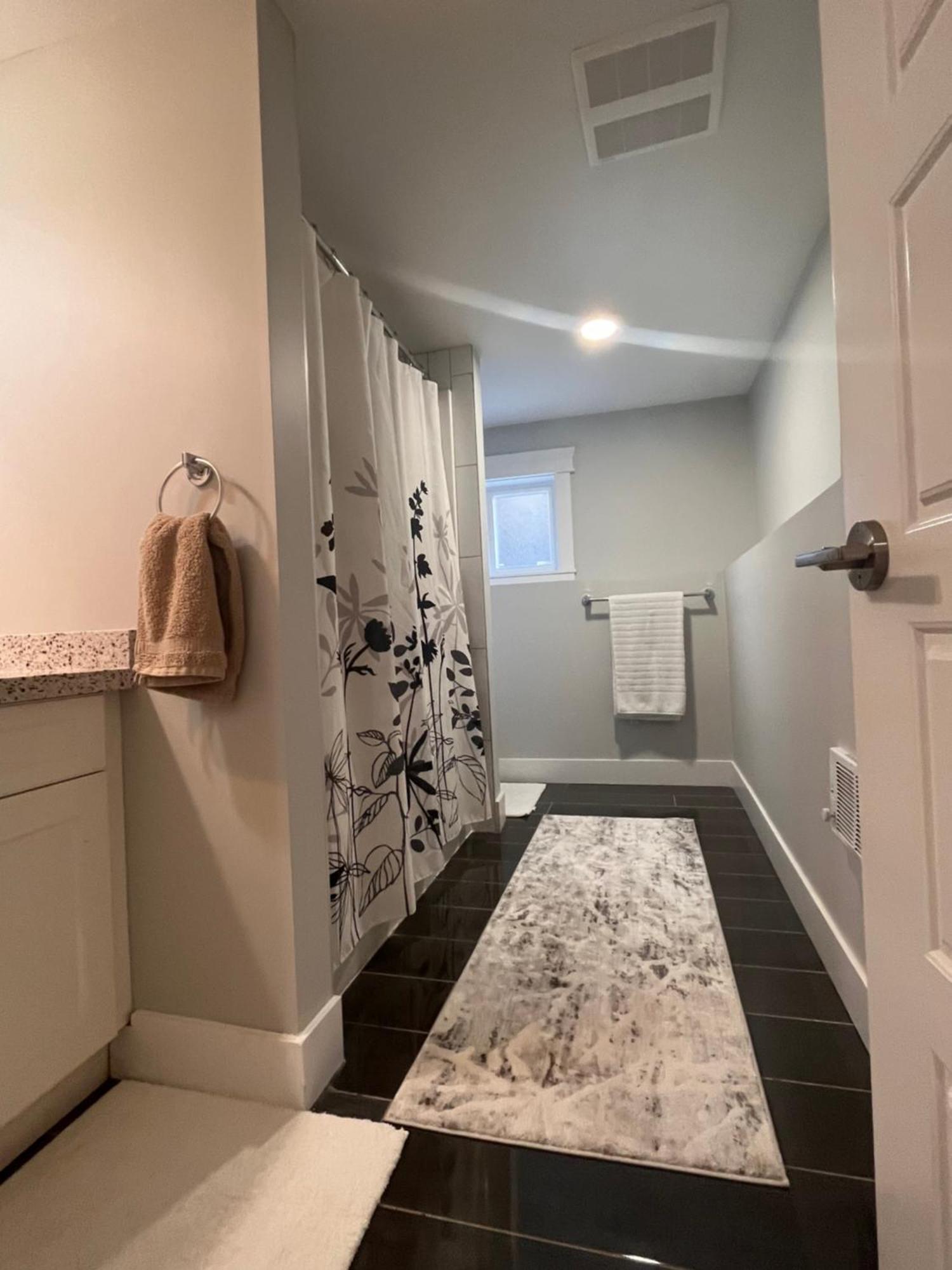 2 Bedroom Suite With Full Kitchen 레벨스톡 외부 사진
