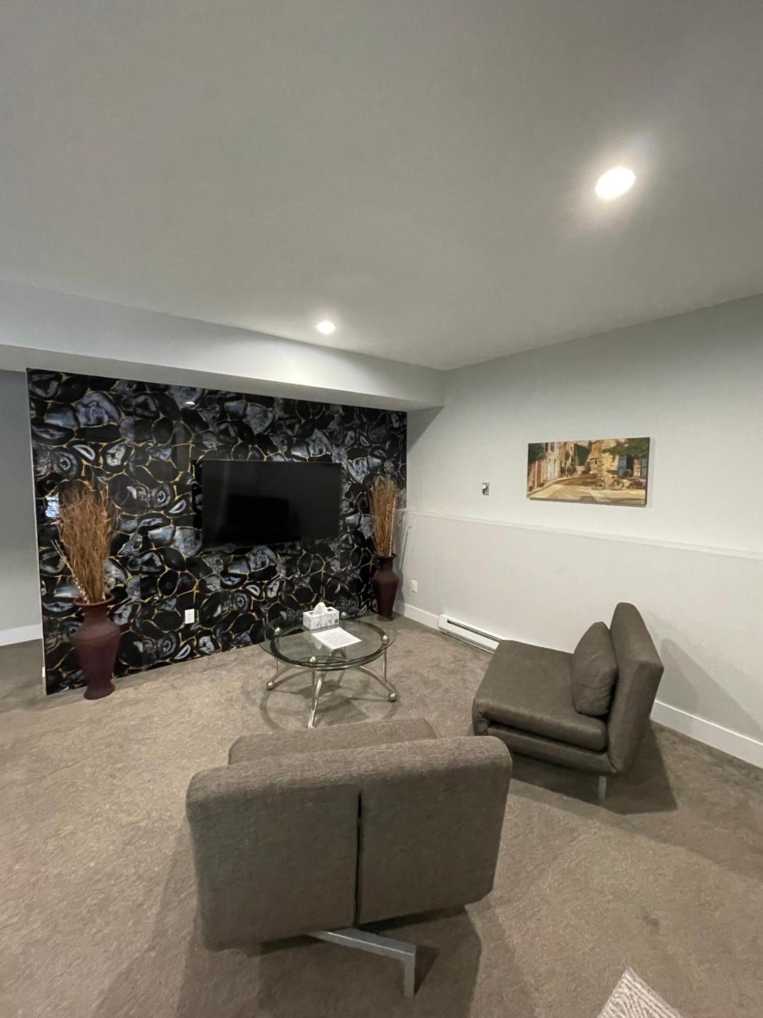 2 Bedroom Suite With Full Kitchen 레벨스톡 외부 사진