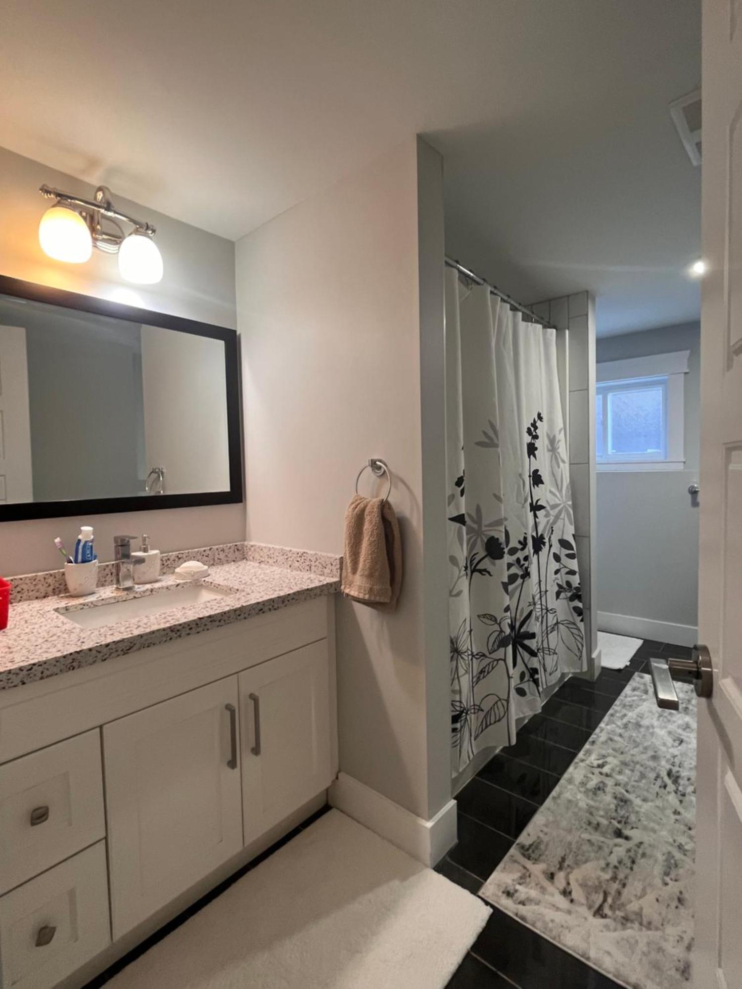 2 Bedroom Suite With Full Kitchen 레벨스톡 외부 사진