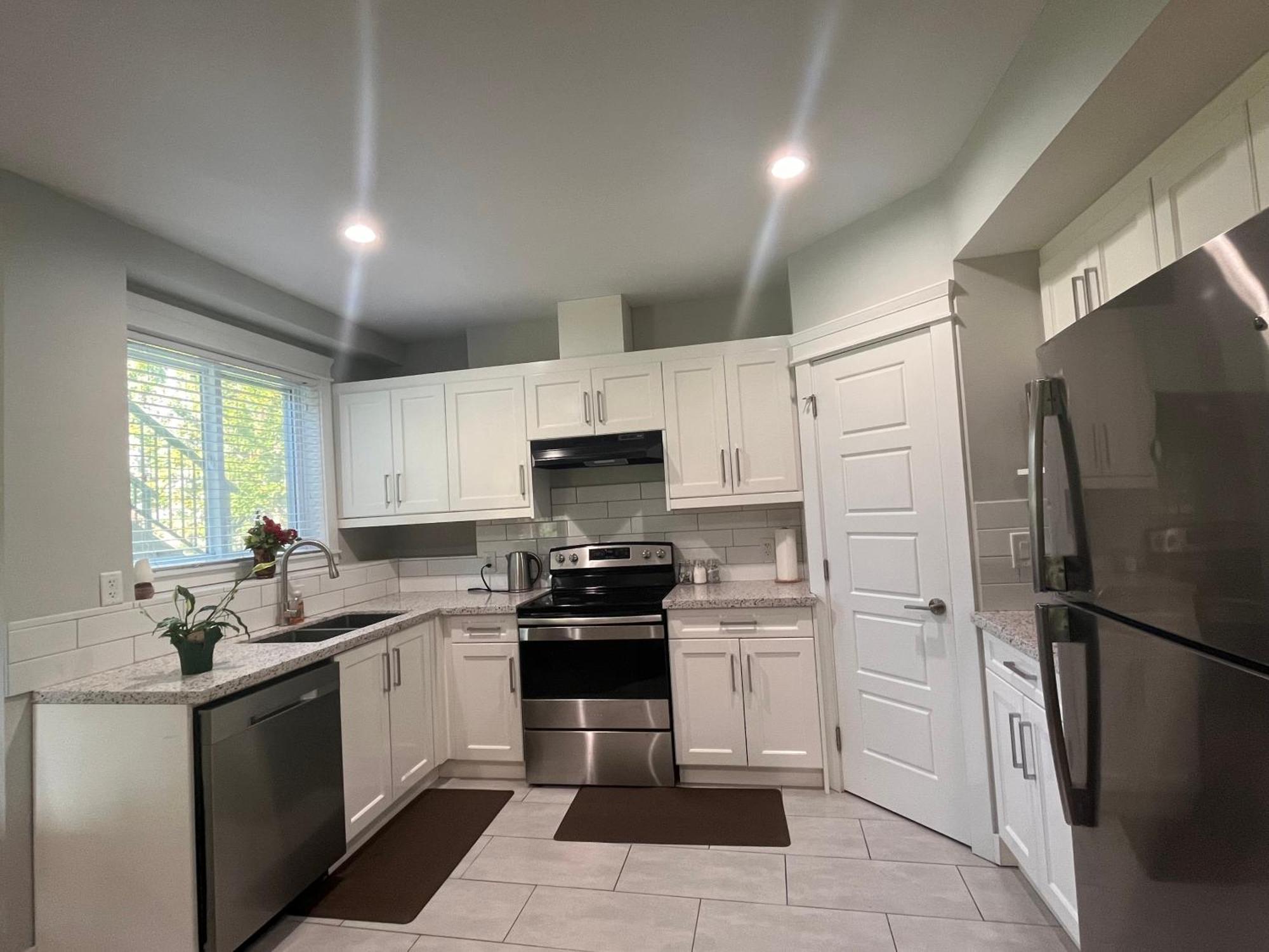 2 Bedroom Suite With Full Kitchen 레벨스톡 외부 사진