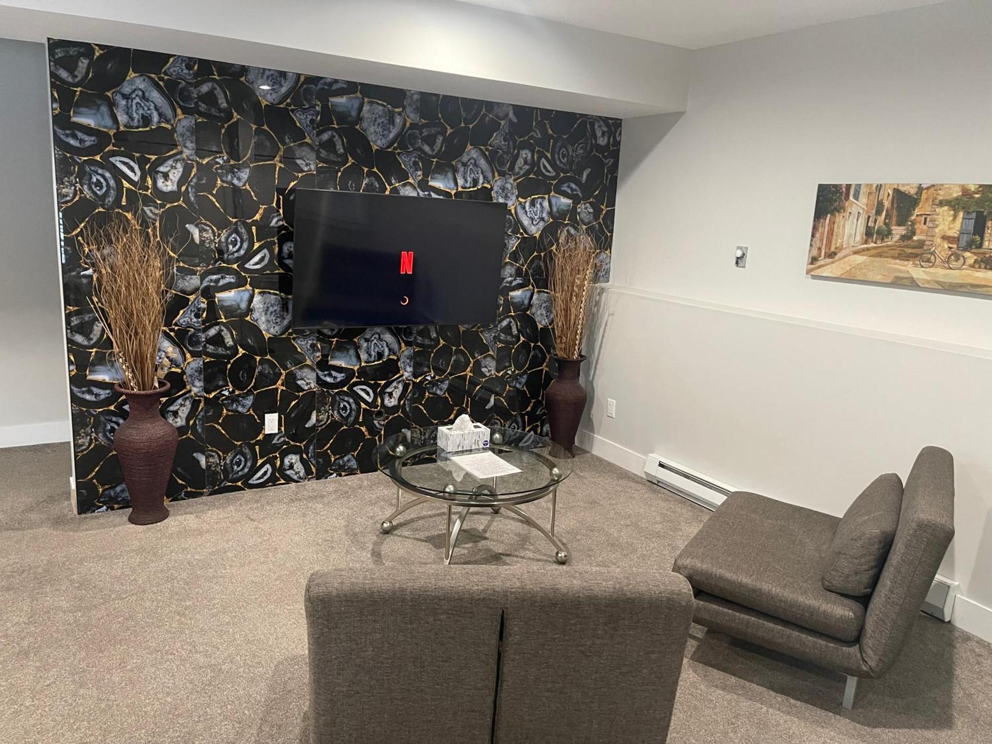 2 Bedroom Suite With Full Kitchen 레벨스톡 외부 사진